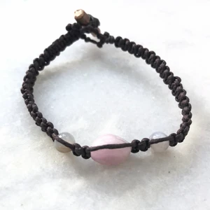 Makramé armband  - Handgjort makramé armband gjort av brun vaxad bomullstråd, Botswana agat och Kunzit. Alla kristaller jag säljer är äkta. ( 18 cm ) Frakt: 12kr 🦋