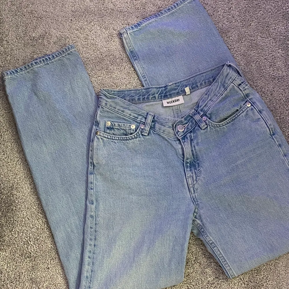 Weekday jeans i modellen ”Twin”💕 Köpta här på Plick men är i väldigt bra skick! Säljer då dom inte passade mig som jag ville. Skriv privat för önskade bilder😇. Jeans & Byxor.