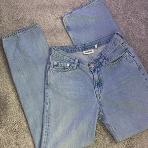 Weekday Jeans - Weekday jeans i modellen ”Twin”💕 Köpta här på Plick men är i väldigt bra skick! Säljer då dom inte passade mig som jag ville. Skriv privat för önskade bilder😇
