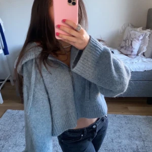 Stickad kofta zara  - Säljer denna jättefina kofta/tröja då den inte kommer till användning! Köptes på zara för runt 300 och säljer för 200 (kan diskuteras)💕 kan mötas i sthlm eller frakta (köparen står för frakt) 