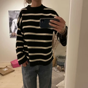 Randig tröja! - Sååååå himla perfekt tröja!!!! Nämen jag orkar ej, den är så fin😍❤️😘 sååå mysigt och perfekt när det är kallt ute men även en sval sommarkväll. Så lågt pris också för en tröja av så bra kvalitet ❤️