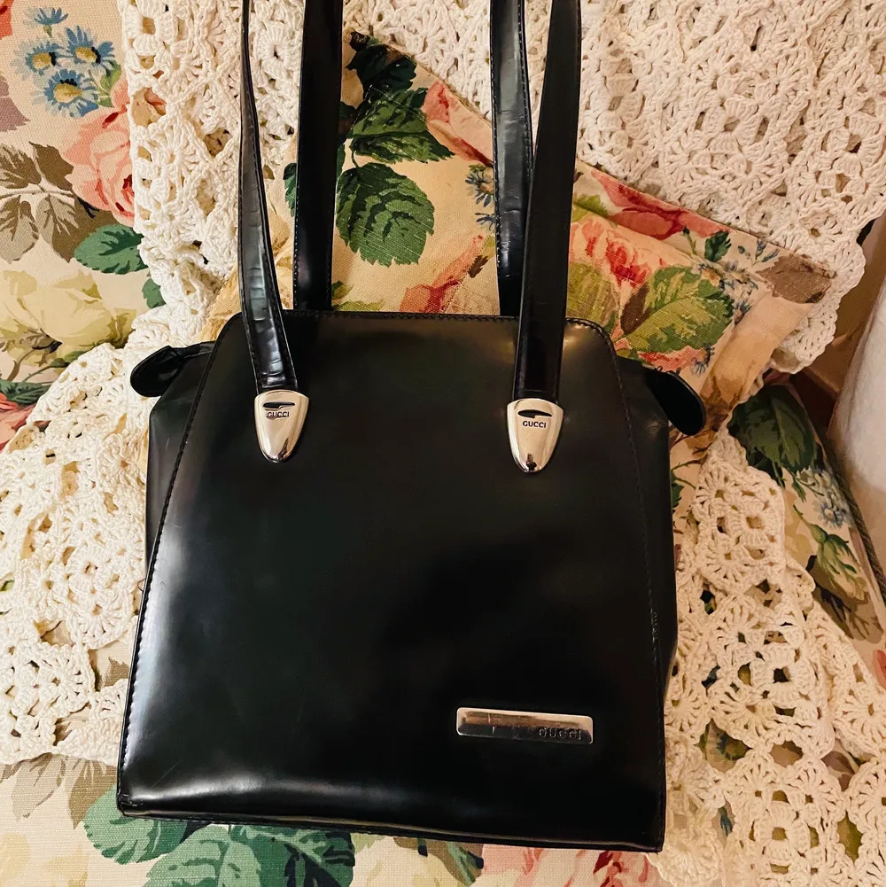 Superfin Gucci väska som rymmer lagom med saker. Så fin! 🖤🖤🖤. Accessoarer.