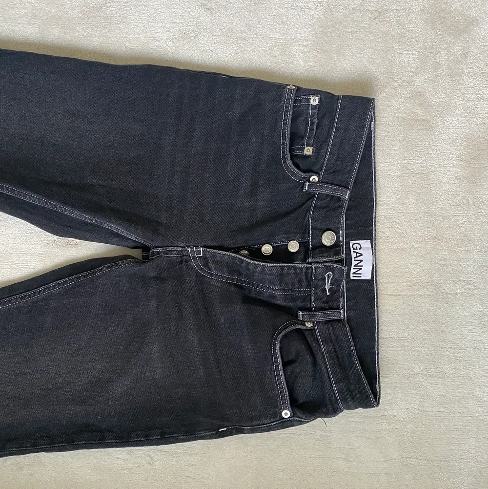 Superfina jeans från ganni med vita sömmar. Har slits nedtill och är midwaist. ❤️ de är raka i modellen/bootcut.. Jeans & Byxor.
