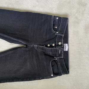 Superfina jeans från ganni med vita sömmar. Har slits nedtill och är midwaist. ❤️ de är raka i modellen/bootcut.