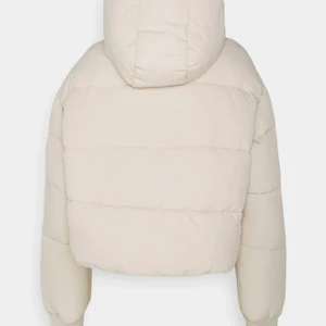 Jacka - Säljer denna beigea populära och även slutsålda jackan från Monki. Stl M men passar även en S!