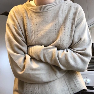 Stickad tröja  - Säljer en beige tunnstickad tröja! Köpt på Beyond Retro. Bra skick! Lite frakt tillkommer☺️ 