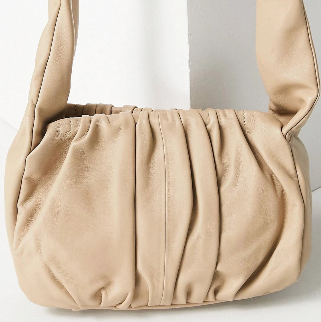 Beige axelväska från asos  - 91