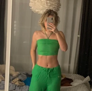 Grön topp från Zara - Helt oanvänd, prislapp kvar. Supersöt till sommaren. 