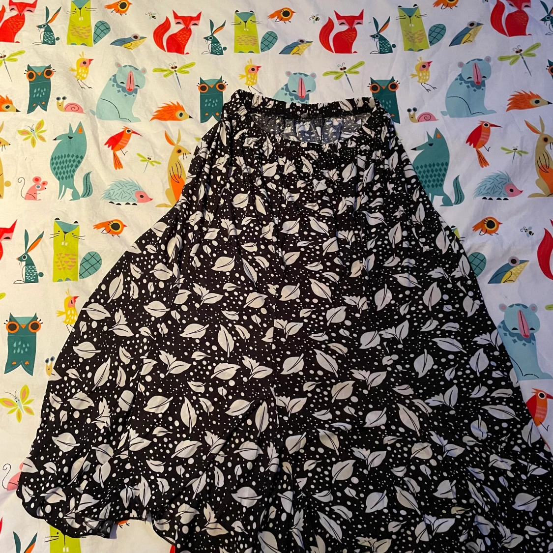 Svart kjol med mönster