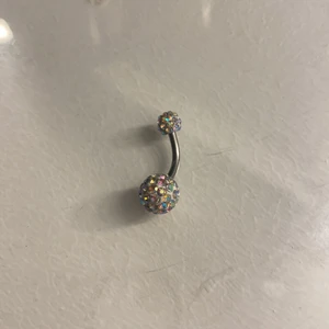 Navel piercing  - En äkta navel piercing!💕💕Man får en gratis till också! För har så otroligt många!