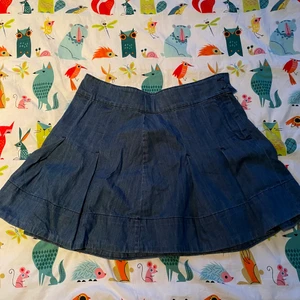 Cool jeanskjol med volang - Säljer en kort jeans kjol med volang och en knapp vid sidan som är en väldigt fin extra detalj!