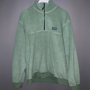 grön fliströja - köpt på junkyard. knappt använd. bra skick