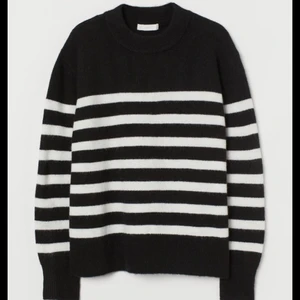 Stickad tröja  - Jag säljer denna fina randiga tröjan från hm💕 Den är i storlek L men sitter jättesnyggt på mig som vanligtvis har S