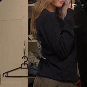 Tröja från pull and bear - Jättefin tröja från pull and bear, med coolt tryck på ryggen 