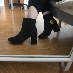 Svarta mocka boots från asos - Helt nya och aldrig använda, köptes för ett tag sedan men så använde jag de aldirg så säljer nu. De är köpta på Asos men är från märket New Look skorna är Wide Fit och har 6 cm tjock klack. Inte riktig mocka förstås. Ordinarie pris är runt 350kr