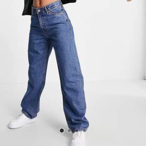 Säljer mina weekday rail jeans som är köpta i somras, bra skick och inte så använda, skriv för egna bilder💕storlek 28/30 passar mig som är 161, köpta för 600kr, köparen står för frakten