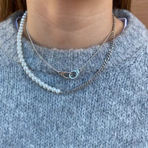 superfina halsband - 149kr för hälften pärlor/hälften kedja & 99kr för halsband med handbojor. Säljer via uf företaget @brace.it.uf på instagram💘kontakta via insta dm eller här vid frågor