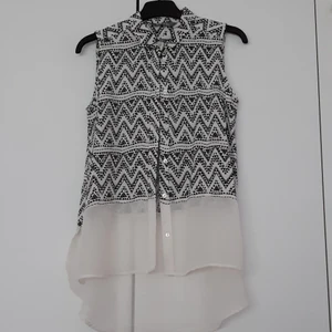 Blus i storlek xs - Blus i svart/vit med knäppning. Sval och skön, perfekt till sommaren 💕😍