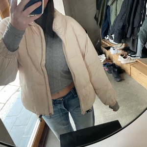 Vit vinterjacka  - Vinterjacka från Pull&bear köpt förra året men kommer inte till användning längre, smutsig på bilderna men tvättas såklart innan den skickas❣️