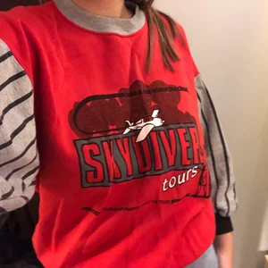 Vintage långärmad röd tröja från h&m - Skön tröja , som är liiiite kort i ärmarna, vintage från 90-tal, inget tryck där bak bara fram. Med gråa ärmar och röd tjocktröja, pris 60kr plus frakt 🚚💙