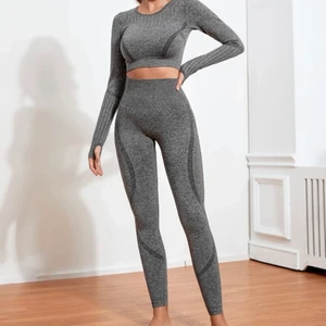 Träningset  - Träningsset storlek m, passar S och M. Aldrig använd! Kunde ej lämna tillbaka pga påsen var sönder och setet är för litet på mig som vanligtvis är en M-L. Köparen står för frakt 