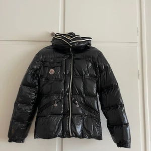 Moncler dunjacka - Vintage jacka jag tog över av min mormor, säljer pga för liten. Strl XS! Inga synliga skråmor även fast den är relativt gammal!
