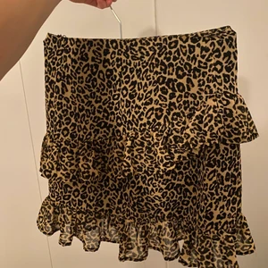 Volangkjol - Säljer nu min fina volangkjol me detta snygga mönster. Helt som ny!!