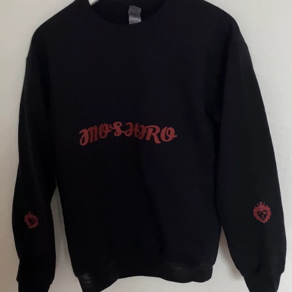 Svart sweatshirt med tryck köpt på beyond retro. Bra skick!Strl S. Köparen står för frakten💕. Hoodies.