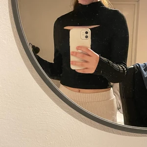 Topp - Tröja från Gina som går upp lite mot halsen. Andvänd 1 gång så i nyskick. Fraktar endast💕