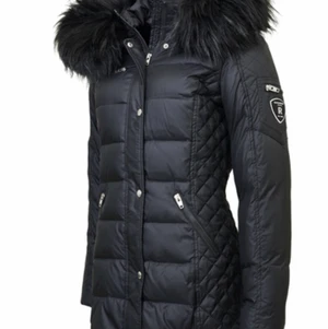 Rockandblue jacka  - Jag säljer en lång rockandblue jacka med svart päls som jag inte har till användning längre. Jag har köpt den på Johnells för 3000kr. Säljer den för 2000 kr och storlek 34. Kom privat för fler bilder. Det är inga märken eller fel på den, den är äkta.