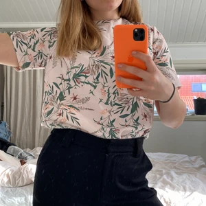 Fin blommig topp  - Var en klänning från början som jag klipp av när den blev för kort därav har den en ful kant men det är inget som syns när man stoppar in den i byxorna. Har knyte baktill. Väldigt fin men kommer tyvärr inte till användning längre. Den är lite oversize i känslan. Knappt använd & i väldigt fint sick (förutom att den är klippt i) 💗💜💚