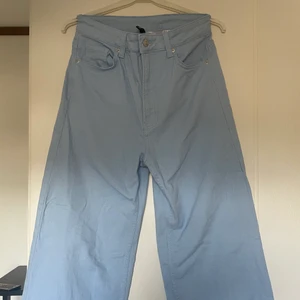 Ljusblå jeans - Jättefina pastell jeans som knappt är använda, lite fläckar allra längst ner då d var lite långa för mig
