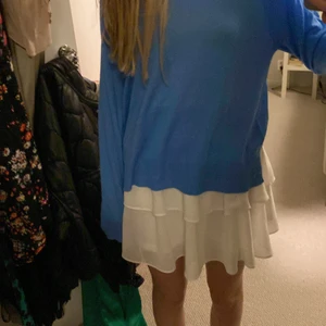 Stickad baströja Zara - Säljer den här trendiga stickade baströjan ifrån Zara. Den sitter så fint och är verkligen perfekt till våren och sommaren. Den har använts få antal gånger och är i ett fint skick. Priset börjar på 100kr. Köparen står för frakt💕