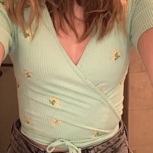 Zara sommar tröja - Intresskoll på slutsåld tröja ifrån zara med snöre. Kontakta om intresserad (kan bli budgivning).