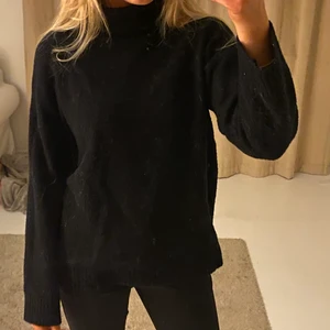 Madlady tröja  - Svart polo tröja från madlady!! Bra skick☺️