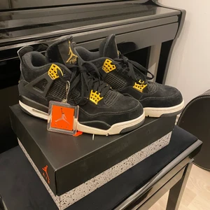 Air Jordan 4 Retro Royalty - Ett par feta Jordan 4or, säljer då dem inte kommer till användning längre. Priset går att diskuteras så det är bara att skicka något meddelande om du undrar något eller vill ha fler bilder. :)