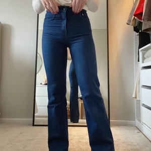 Jeans - Snygga jeans från Filippa K i storlek 27/34 vilket motsvarar ungefär storlek S