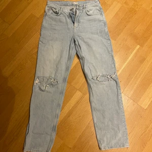 Ljusblåa jeans med hål Gina tricot - Raka ljusblåa jeans med hål