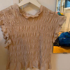 Mango topp - Söt topp från Mango i strl M, aldrig använd