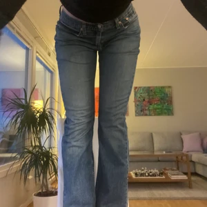 Levis 527 bootcut - Levis 527 bootcut är en herrmodell. Jag har normalt 26-27 i jeans storlek. Dessa är 30x32 sitter super skönt 