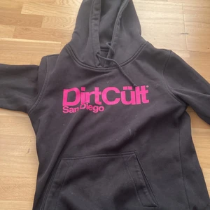 Hoodie  - DirtCült hoodie som inte längre kommer till användning, väldigt liten i storleken, passar mig perfekt som har stl xs💗