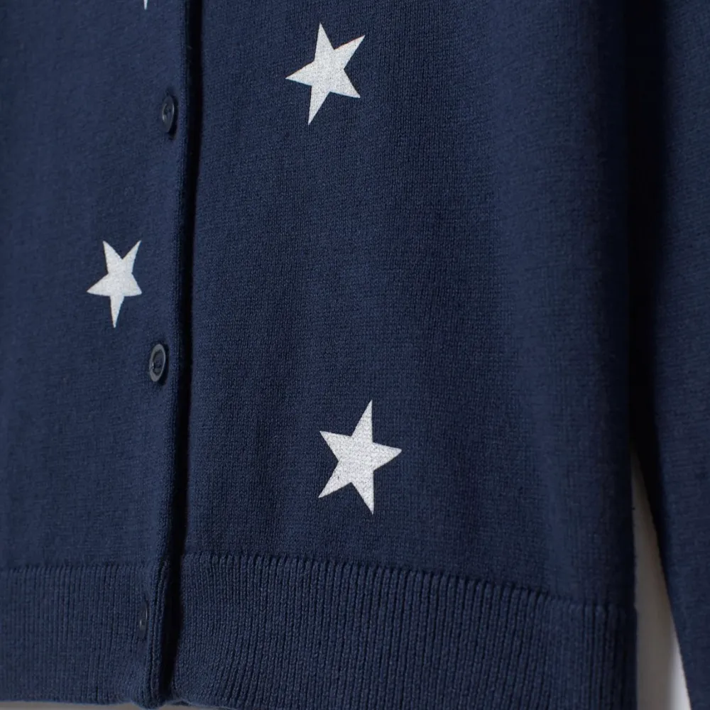 Marinblå kofta med silver stjärnor från hm i storlek 170, passar xs/s💗 köparen står för frakten. Tröjor & Koftor.