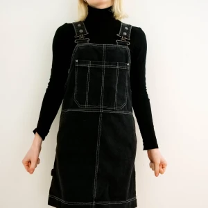 Urgullig hängselklänning🧚🏻‍♀️ - Använd bara ett fåtal gånger men säljes pga lite stor. Hur fin som helst!!