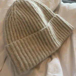 Grå mössa - Skit snygg mössa, perfekt nu när det är kallt! Så fin färg🤍