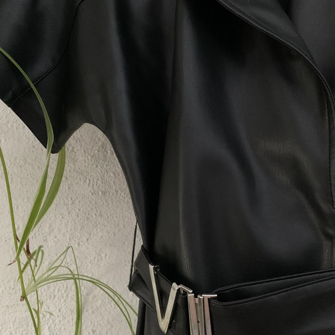 Svart klänning i fake skinn - 90