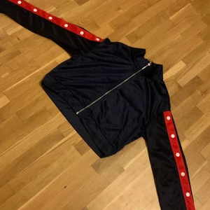 H&M sweater with zipper, no hood - Marineblue sweater with red striped arms and white buttons. Zipper, no hood. Good condition. 