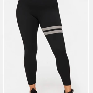 Stronger tights - Tights från stronger, strl M. Skriv för fler bilder. De är använda, men ändå i bra skick:). Nypris 699