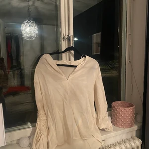 Blus  - Vit blus med knytningar i ärmarna