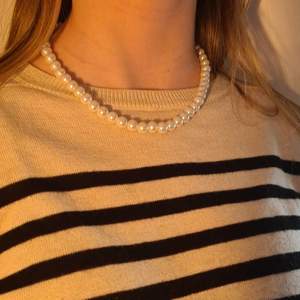 Ett pärl halsband från shein. Råkade köpa två stycken så säljer det för halva priset.💞