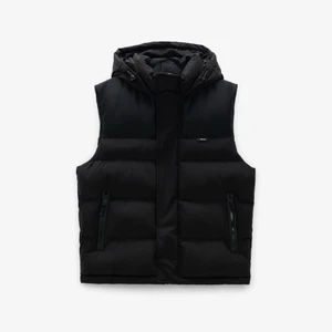 Puffer väst  - Säljer mina puffer väst ifrån zara som är helt slutsåld på sidan i st xs (ser ungefär ut som första bilden). Jätte fin och populär väst som passar perfekt till våren🤩 Endast använd två/tre gånger och är i nyskick (ny pris 450), hör av er vid intresse 💕💕